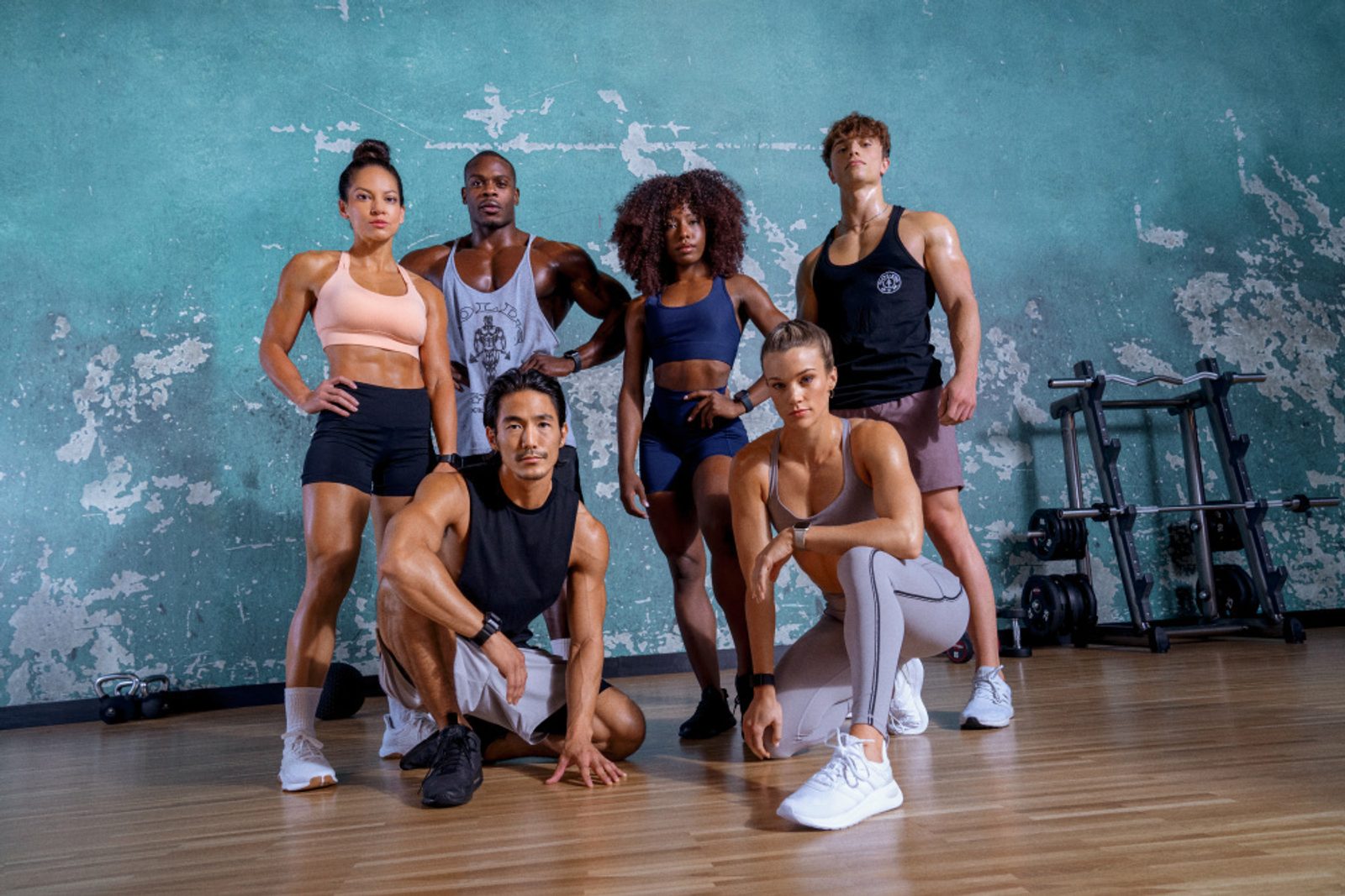 Grupo de alunos posando na Gold's Gym