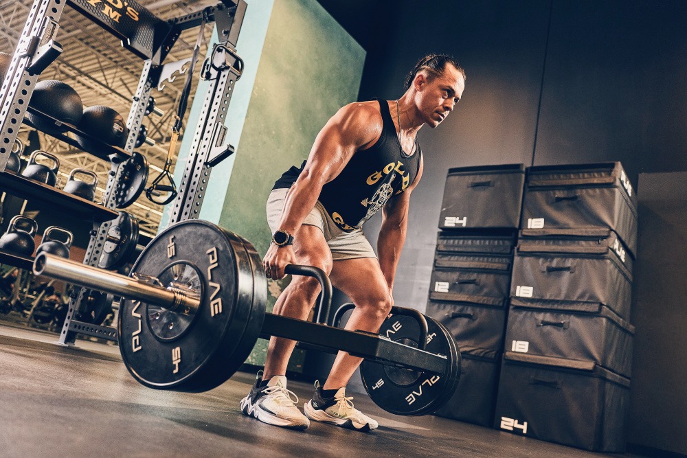 Aluno treinando levantamento terra na Gold's Gym