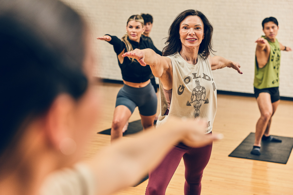 Aula coletiva de yoga na Gold's Gym